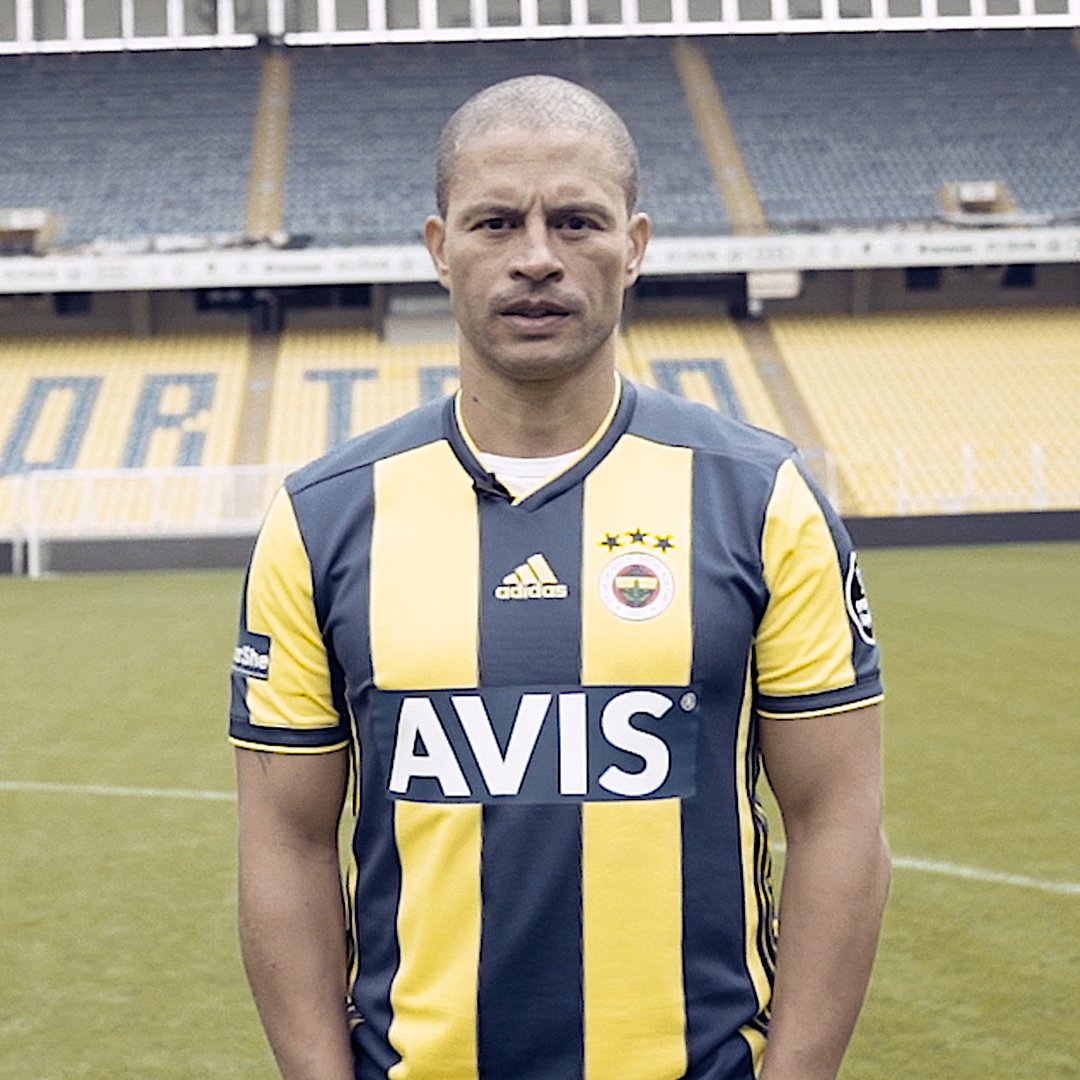 sehersain's tweet photo. Kalbimizde hep iyikilerle yer alacaksın. İyi ki doğdun Kaptan💛💙 @Alex10 #alexdesouza https://t.co/u5tIEaNXlZ