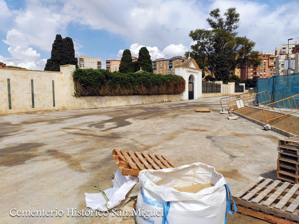 Mientras que la Plaza del Patrocinio (acceso al <a href="/CementSanMiguel/">Cementerio Histórico San Miguel</a>) se va convirtiendo en un pequeño vergel, ahora le toca el turno al espacio que rodea la puerta  sureste del camposanto, siguiendo con el proyecto de recuperación del entorno de esta necrópolis del siglo XIX.