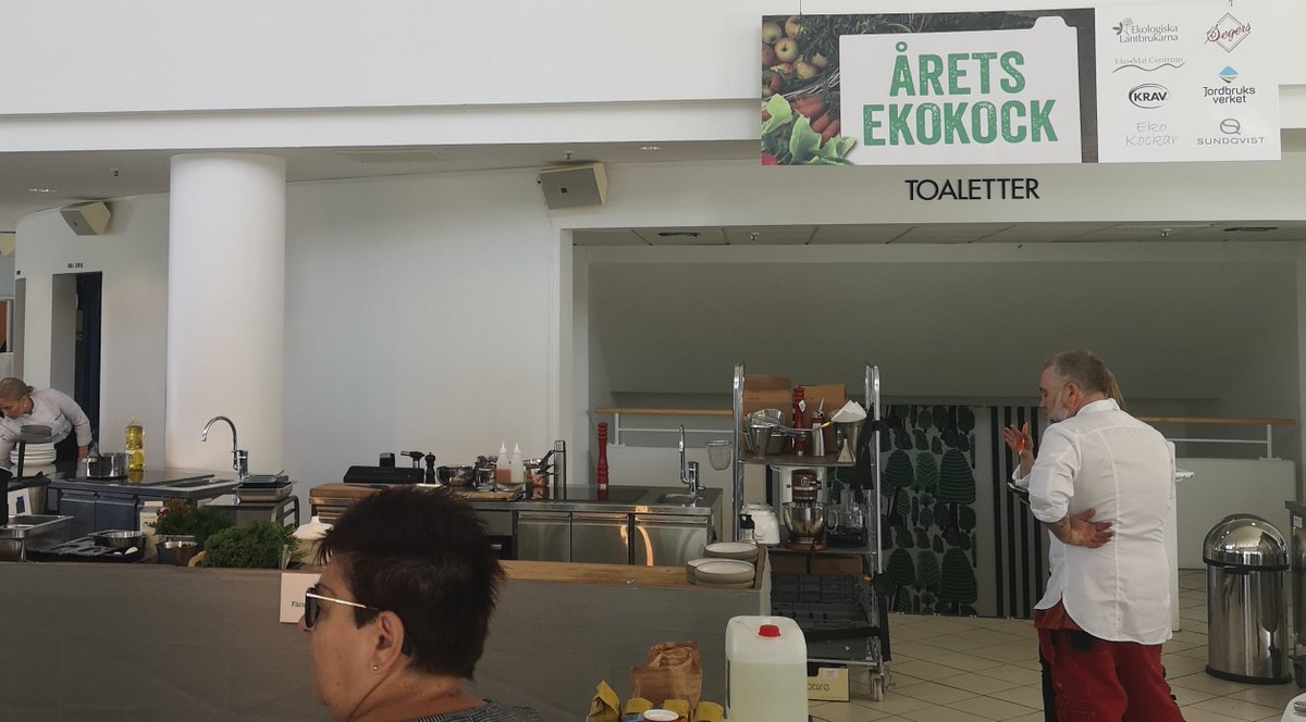 EkoMatCentrum's tweet photo. Nu laddas det för årets #Mat2019 i Växjö #ekokock. Förväntningarna är höga. #miljö #hållbart #ekologisk https://t.co/FLP1QTkDyS