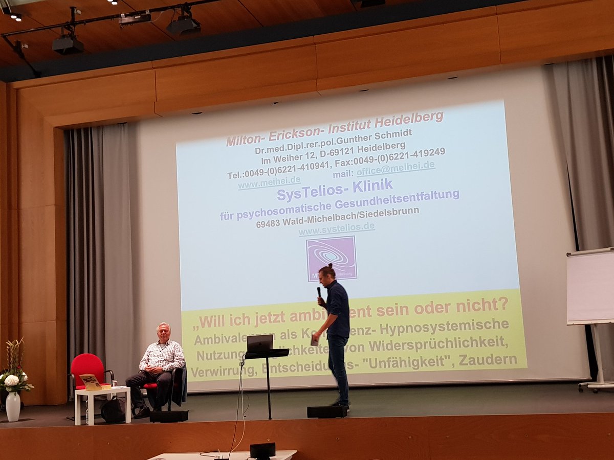 Gunther Schmidt mit dem Thema "Ambivalenz und Zerrissenheit als Kompetenz" in der Universität zu Köln.