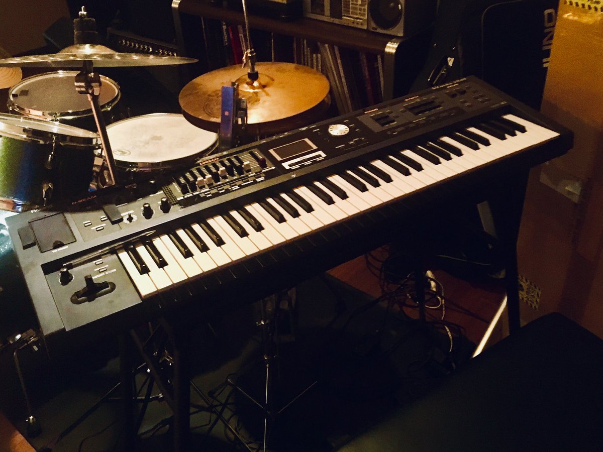 ShunichiH1's tweet photo. 自分の周りでブーム勃発 ドローバー付きオルガン、エレピ、シンセ、リズム等〜簡単操作で高音質、5.5kgの持ち運び専用61鍵盤 初代Roland VR-09 ここ一週間で2人から手配依頼。最近ライブで愛用 本体でリズムパターンを組めたらもっと最高
#Roland #vr09 #organ #cr78 #vcombo #ローランド #tr808 https://t.co/PyKQdYVCr0