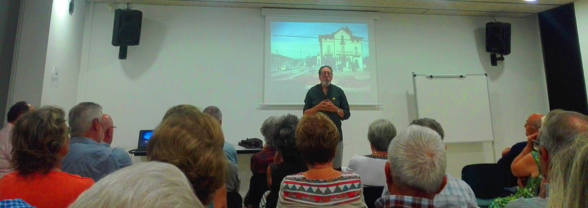 Ahir el Centre cultural de la Roca es va omplir per sentir l'antic alcalde del poble, Francesc Mestre, que va oferir una xerrada sobre la seva experiència i anècdotes en els temps de transició de la dictadura a la democràcia. L'acte va ser organitzat pel Grup d'Opinió Céllecs.