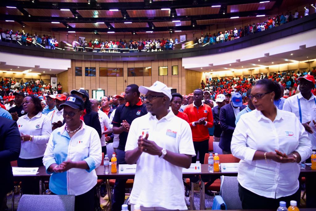 rpfinkotanyi's tweet image. The Bureau Politique meeting has brought together @rpfinkotanyi
Commissioners, party leaders from decentralised entities, youth and women leagues, representatives from the private sector, young professionals, Diaspora and other specialised cells #BiroPolitiki2019