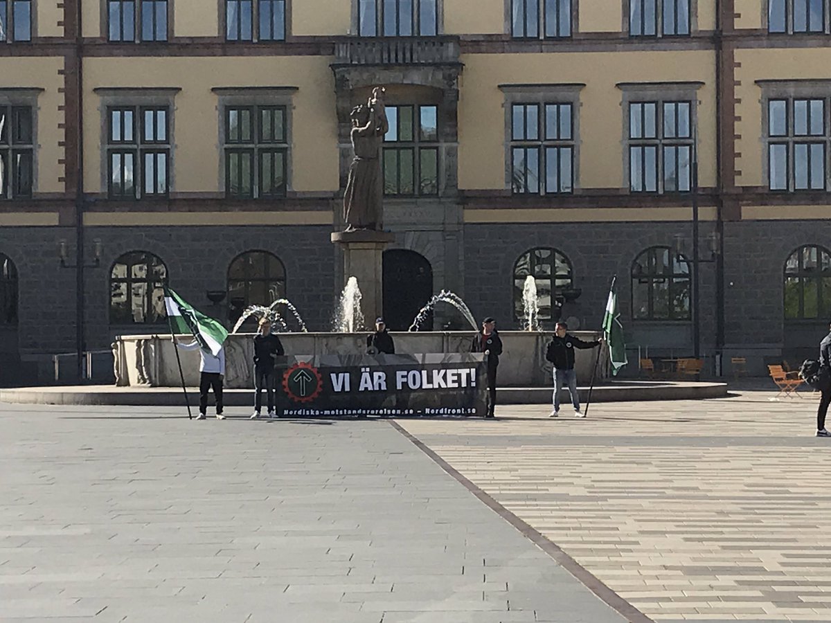 alexvoronov's tweet photo. 5 + 3 nassar på ett ödsligt torg = Folket. https://t.co/xkhBxOWOTL