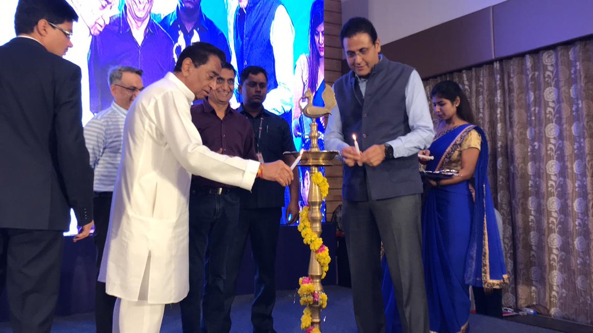 CMMadhyaPradesh's tweet photo. मुख्यमंत्री श्री कमल नाथ ने इंदौर में @DainikBhaskar द्वारा आयोजित #EminenceAward कार्यक्रम का शुभारंभ किया। 

इस द��रान मुख्यमंत्री ने कई लोगों को सम्मानित भी किया।

@JansamparkMP @projsindore https://t.co/BvfsImt0Et