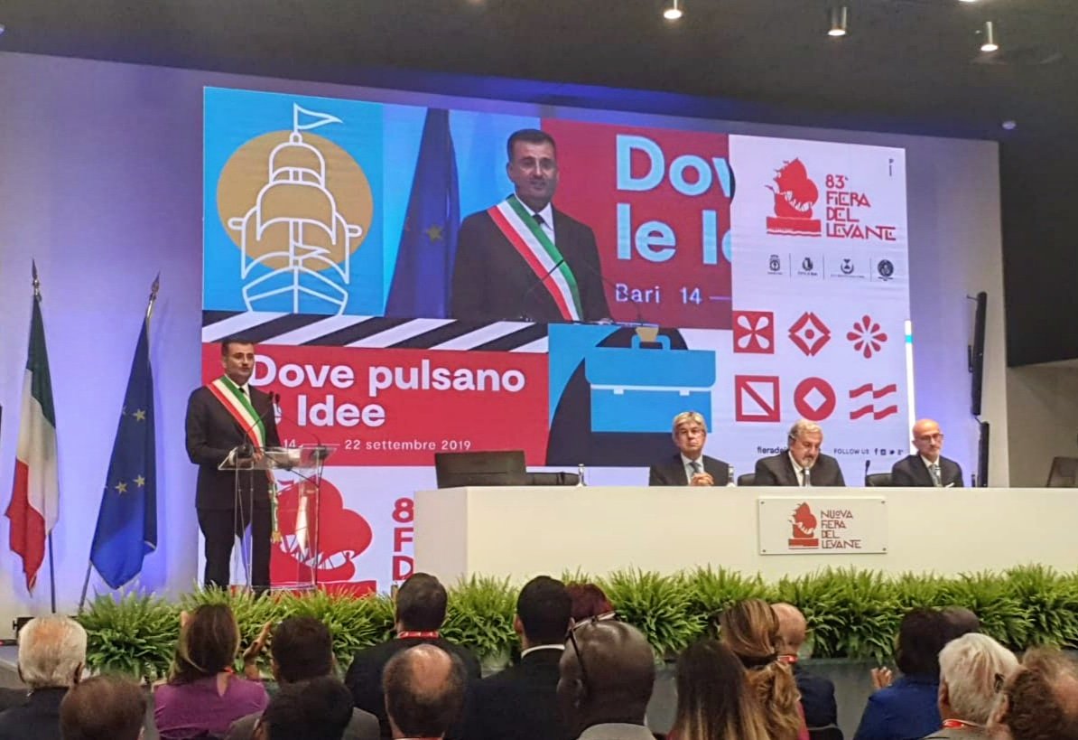 Sono anni che desidero andare in Fiera in jeans, e farmi un giro degli stand con gli amici come facevo da piccolo. Invece per colpa vostra che mi avete rieletto, anche quest'anno mi tocca inaugurarla. :)
Scherzo, per me è sempre un onore! Buona 83° #FieradelLevante a tutti!