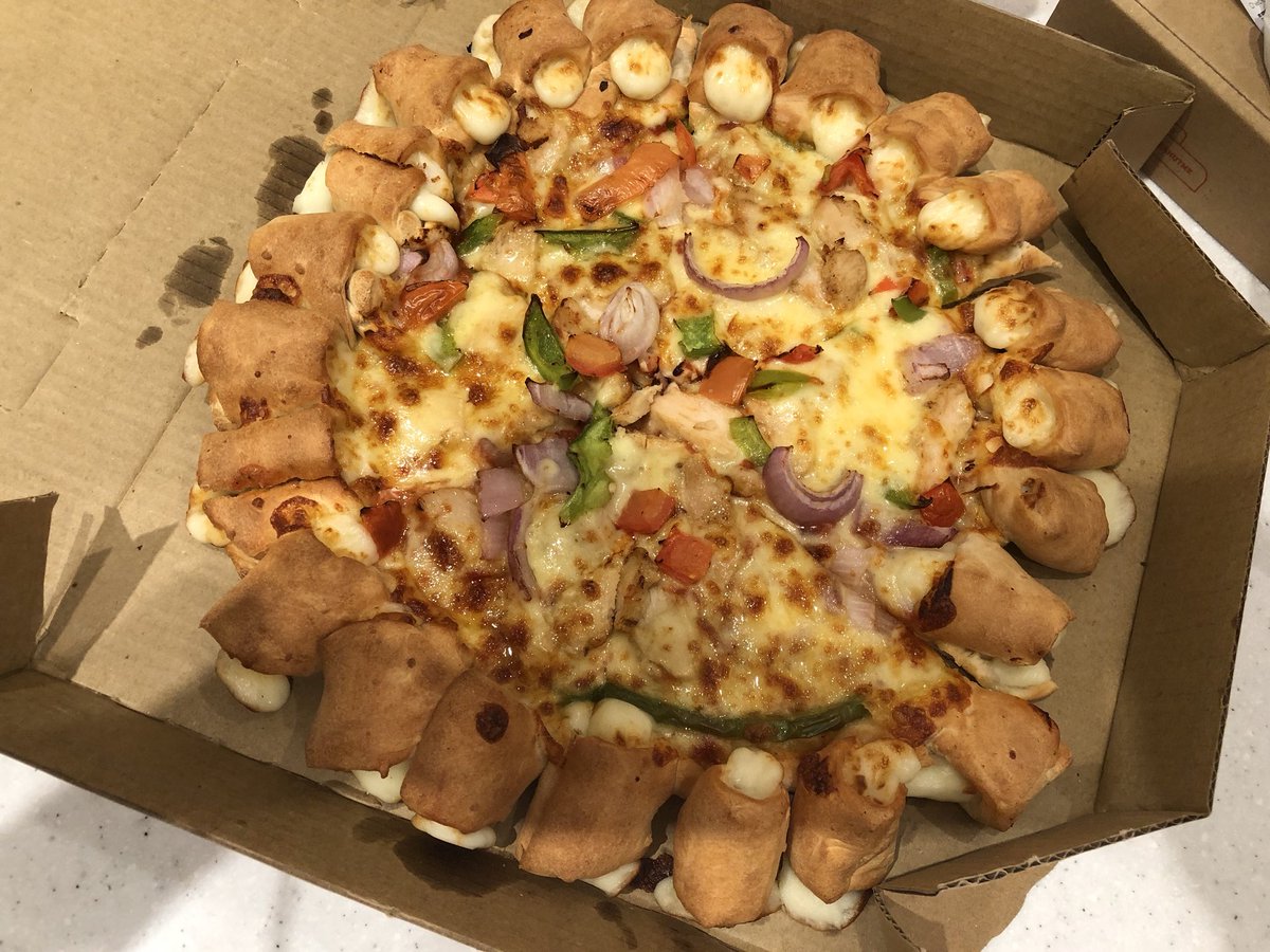 ゆきんこ 海外でピザハットのピザ食べたよ チージーロール 復活してほしいなぁ ゆきんこ 海外でピザハットのピザ食べたよ チージーロール 復活してほしいなぁ