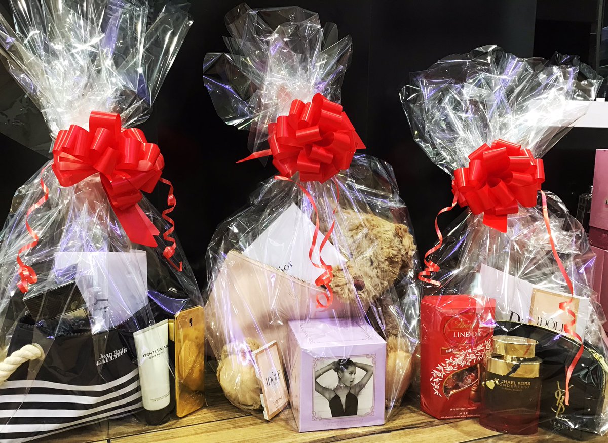 TPSEldonSquare's tweet image. Competition time!🤩 Would you like to be in with a chance of winning one of our amazing cellowraps? All you have to do is name the teddy bear for a small donation of £2 for an incredible charity Alzheimer’s Research UK! Come see us in store to be in with a chance of winning! 🐻🤞🏼