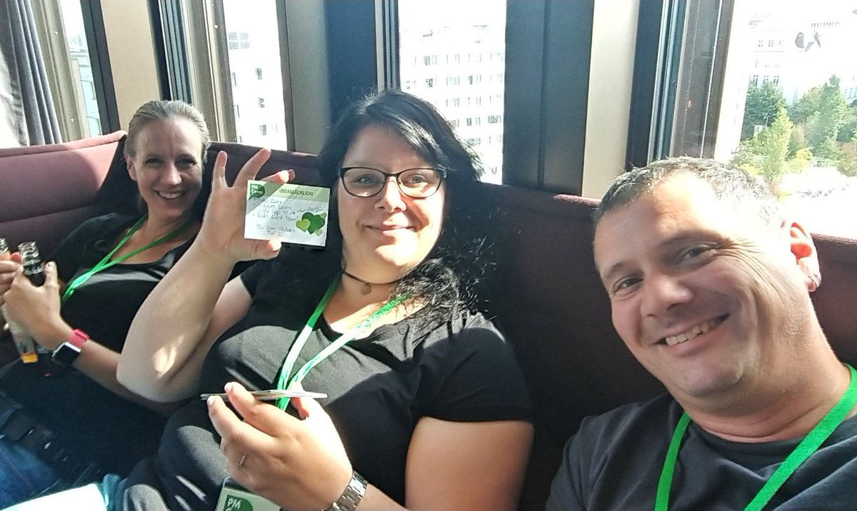(.PMCampMUC): Das Orga-Team sichtet die bisherigen Feedback-Kärtchen. Wir sind bester Laune 😃 #PMCampMUC #pmcampmuc2019