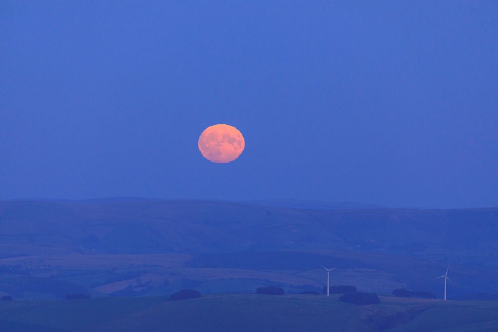 Watching the sun set over Cardigan Bay and full moon rise over the Cambrian Mountain on a perfect evening from Pumlumon summit with <a href="/VisitCambMtns/">The Cambrian Mountains ❤️🏴󠁧󠁢󠁷󠁬󠁳󠁿⛰✨</a> #micromoon <a href="/visitceredigion/">Discover Ceredigion</a> @VisitMidWales <a href="/StormHour/">#StormHour</a>