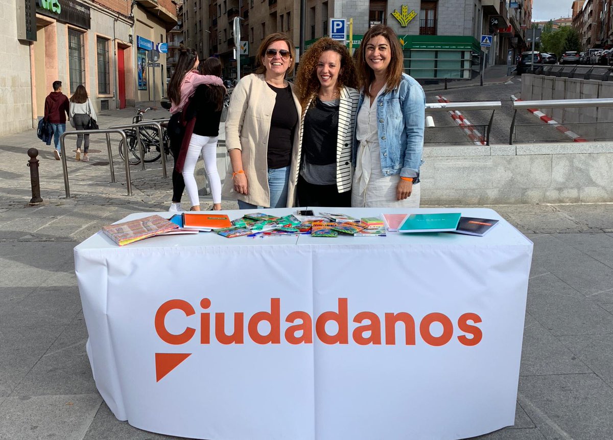 JcsCyL's tweet photo. Nuestros compañeros de #Segovia también han contribuido viernes con la recogida de #MaterialEscolarJcs. 🎒📚✏️
👉¡Gracias a los segovianos por aportar!👌
¡Anímate y colabora con nosotros!😉 https://t.co/DoDwxhXSNb