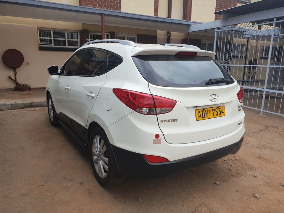 CarsZw's tweet photo. 2012 Hyundai IX35
98 000kms on the dash
Automatic with tiptronic
Powerful 2.0l motor
4 x 4 Option
Custom mags
Custom tint
Usb/Mp3/Ipod media player
Full leather
One owner from brandnew
Superb allround
$19 000 USD cash or Offshore transfer
Call or app 0774412061
#bcnz #brhyundai https://t.co/knazVUcC1N