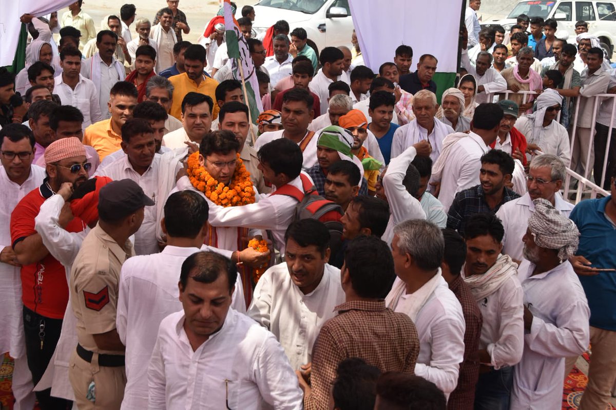Tanwar_Indian's tweet photo. आज बवानीखेड़ा (अनाज मंडी) में कांग्रेस नेताओं द्वारा आयोजित विजय संकल्प रैली में शिरकत कर आगामी विधानसभा चुनावों में बहुमत से विजय के साथ सरकार बनाने का संकल्प लिया।
विजय बेरोजगारी पर, बढ़ते भ्रष्टाचार व  बिगड़ती कानून व्यवस्था पर, विजय हिंसा पर व सामाजिक असमानता पर। https://t.co/8Nxkq4ZPQb