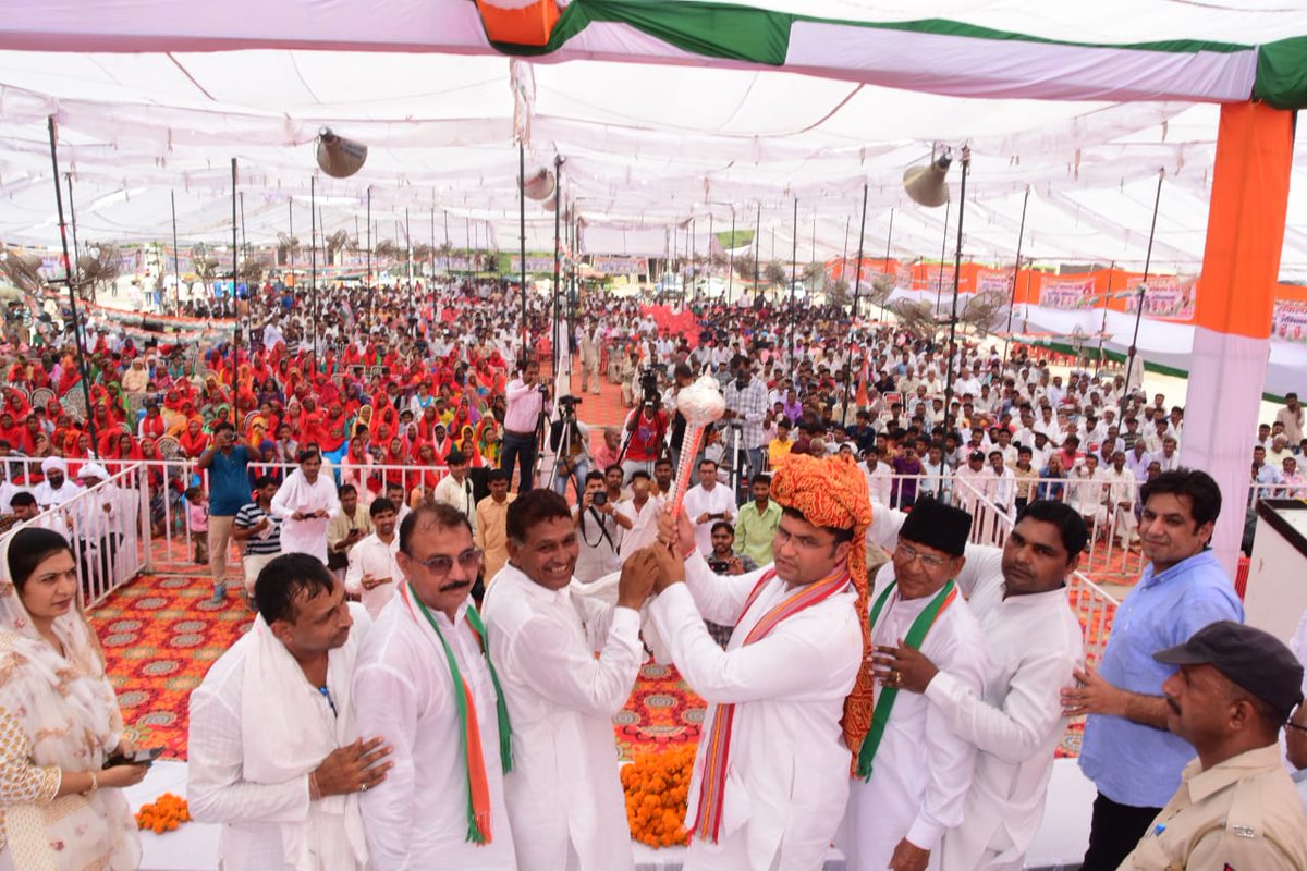Tanwar_Indian's tweet photo. आज बवानीखेड़ा (अनाज मंडी) में कांग्रेस नेताओं द्वारा आयोजित विजय संकल्प रैली में शिरकत कर आगामी विधानसभा चुनावों में बहुमत से विजय के साथ सरकार बनाने का संकल्प लिया।
विजय बेरोजगारी पर, बढ़ते भ्रष्टाचार व  बिगड़ती कानून व्यवस्था पर, विजय हिंसा पर व सामाजिक असमानता पर। https://t.co/8Nxkq4ZPQb