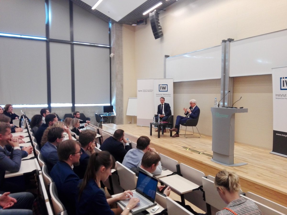 Wir feiern 4 Jahre Leadership-School auf unserem Kongress, viele illustre Gäste inklusive: Der polnische Außenminister <a href="/MSZ_RP/">Ministerstwo Spraw Zagranicznych RP 🇵🇱</a>  debatiert mit unserem Boss <a href="/IgorJanke/">Igor Janke - Układ Otwarty</a> über die aktuellen geopolitischen Herausforderungen. Die erste Frage der Teilnehmer betraf China.#signofthetimes