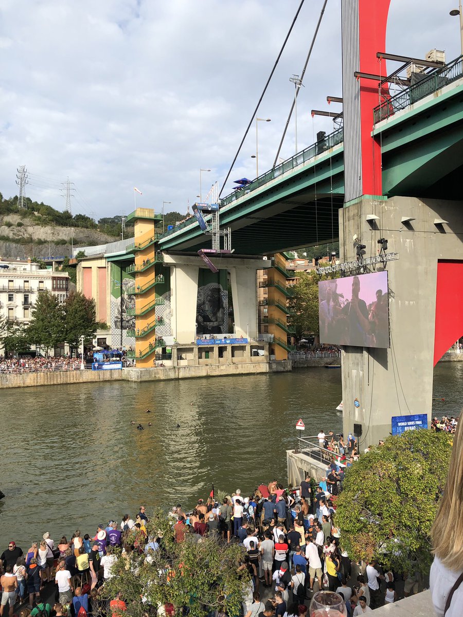 ¡¡MIRAD QUE PASADA!! 😍 Van a saltar a la Ría de Bilbao desde ahí, 27m de nada 😱 #RedBullCliffDiving 

Lo pasan en directo por si queréis seguirlo 🎥 bit.ly/DirectoCliffDi…