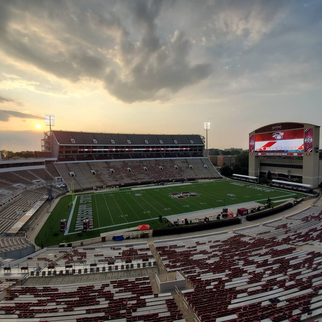 msstatedining's tweet photo. What a great day to be a bulldog! 🐶🔔 Who's ready for the game?!
...
Shout out to @eaglediningusm for coming out to support us! We're ready to serve you! #msstatedining #hailstate https://t.co/jQcg0Kgq0S