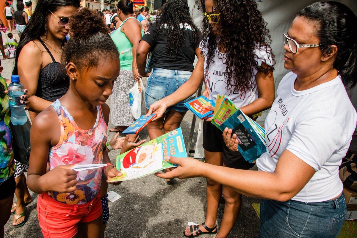 eurenesilva's tweet photo. Oi, @felipeneto e pessoas influentes! Queremos distribuir 5 mil livros para a criançada do Complexo do Alemão neste mês de Outubro. Querem me ajudar nessa missão??? 😍😍😍 https://t.co/r4RTrFzyhv