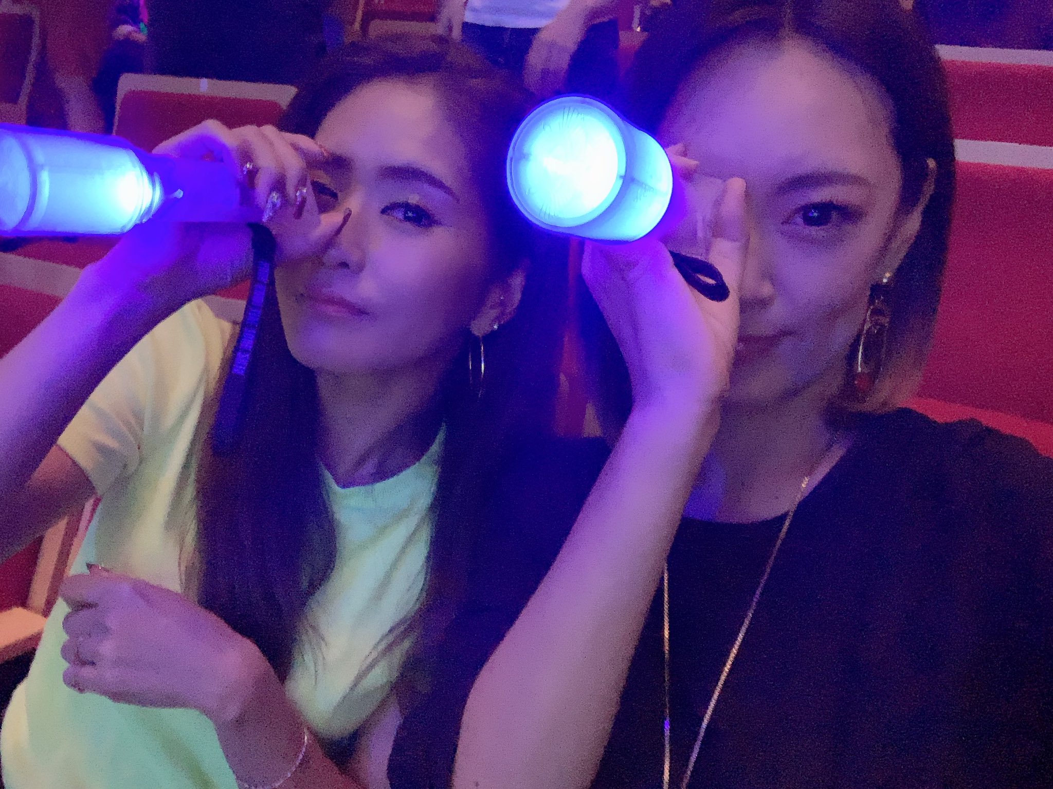ものまね みかん 今日は來未子ねぇーさんのライブ初日に隣のママ友のみくちゃんと参戦 ステージ 迫力ありすぎて産まれるかと思った ねぇーさんのバキバキに割れた腹筋を見て私も産後 体型戻すの頑張ろうと誓った今日 この頃な私 歌最高 ダンス ものまね みかん 今日は來未子ねぇーさんのライブ初日に隣のママ友のみくちゃんと参戦 ステージ 迫力ありすぎて産まれるかと思った ねぇーさんのバキバキに割れた腹筋を見て私も産後 体型戻すの頑張ろうと誓った今日 この頃な私 歌最高 ダンス