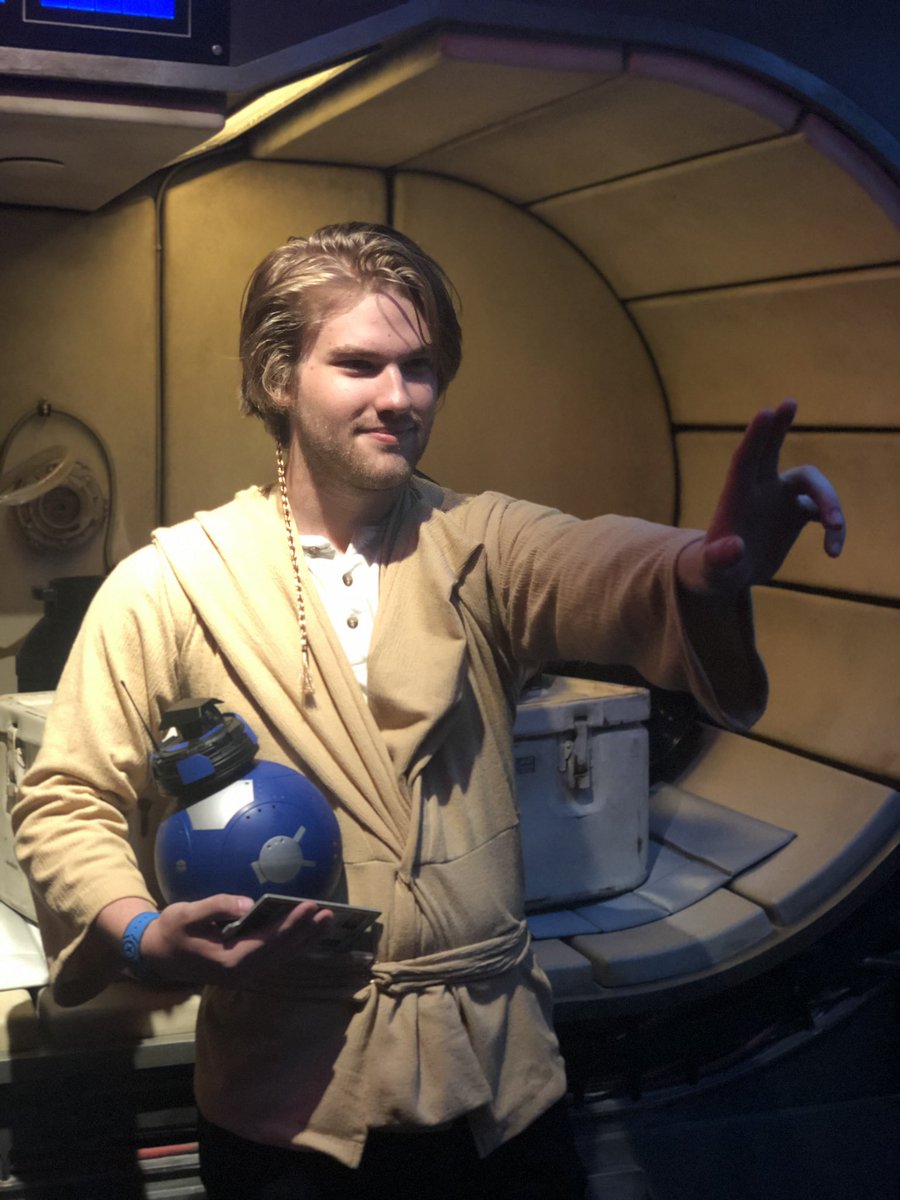 KeeganMC_TV's tweet image. Galaxy’s Edge is such a great spot to hangout in, and piloting/seeing the the falcon for the first time is truly something else. Definitely will be back once Rise is open! #BacktoBatuu