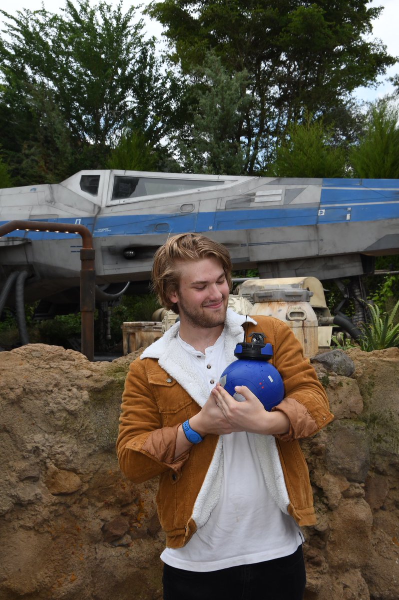 KeeganMC_TV's tweet image. Galaxy’s Edge is such a great spot to hangout in, and piloting/seeing the the falcon for the first time is truly something else. Definitely will be back once Rise is open! #BacktoBatuu
