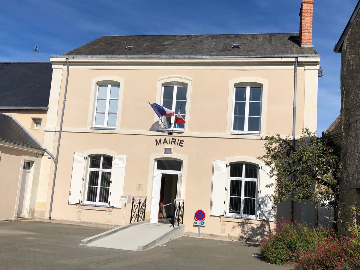 SylvieTolmont's tweet photo. À #Bousse ce matin, nous inaugurions les travaux de rénovation de la Mairie et de la salle des fêtes. L’occasion de saluer l’engagement constant des élus ruraux pour le maintien des services au bénéfice des habitants de nos territoires. https://t.co/ZRFnamewWd