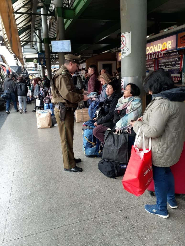 comisaria_21's tweet photo. #EstaciónCentral Oficina Micc. 21° Comisaría @Carabdechile  Realiza campaña preventiva de autocuidado para no ser víctima de delitos en estas #FiestasPatrias2019 en terminales de buses #LaPrevencionEsNuestraEsencia  #OrdenyPatria https://t.co/pP0LkNytxE