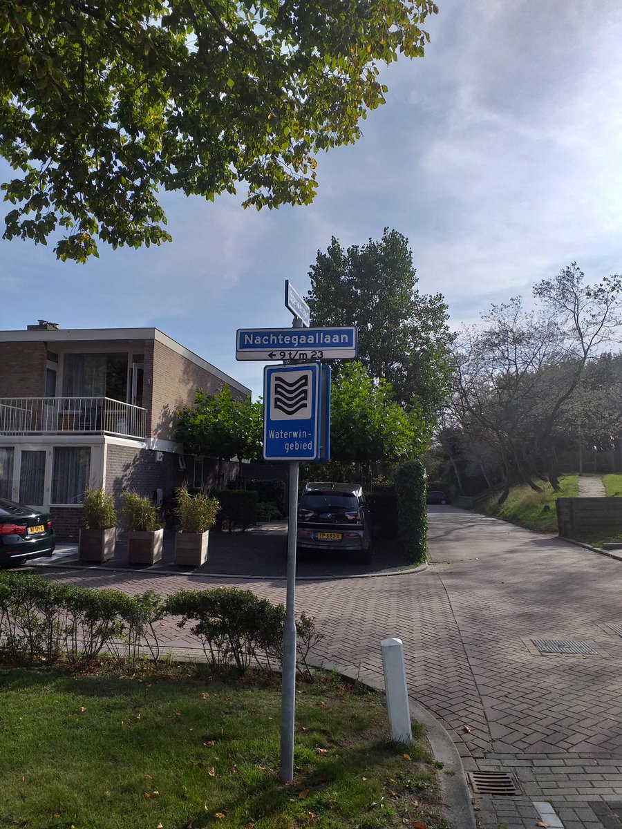 Buffel_w's tweet photo. Hey @gemeentekatwijk ! Is het geld al ruim een jaar op of laten jullie het voor altijd zo onfatsoenlijk erbij liggen?🤔. Alleen het laatste stukje is weer (redelijk) netjes teruggelegd. Gaat er nig iets gebeuren voordat er ongelukken gebeuren vooral met fietsers? #hobbeldebobbel https://t.co/fX8BhdsgXU
