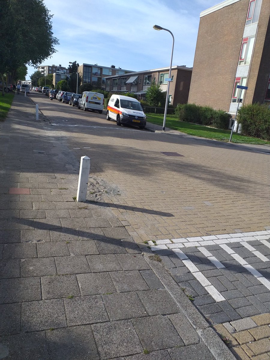 Buffel_w's tweet photo. Hey @gemeentekatwijk ! Is het geld al ruim een jaar op of laten jullie het voor altijd zo onfatsoenlijk erbij liggen?🤔. Alleen het laatste stukje is weer (redelijk) netjes teruggelegd. Gaat er nig iets gebeuren voordat er ongelukken gebeuren vooral met fietsers? #hobbeldebobbel https://t.co/fX8BhdsgXU
