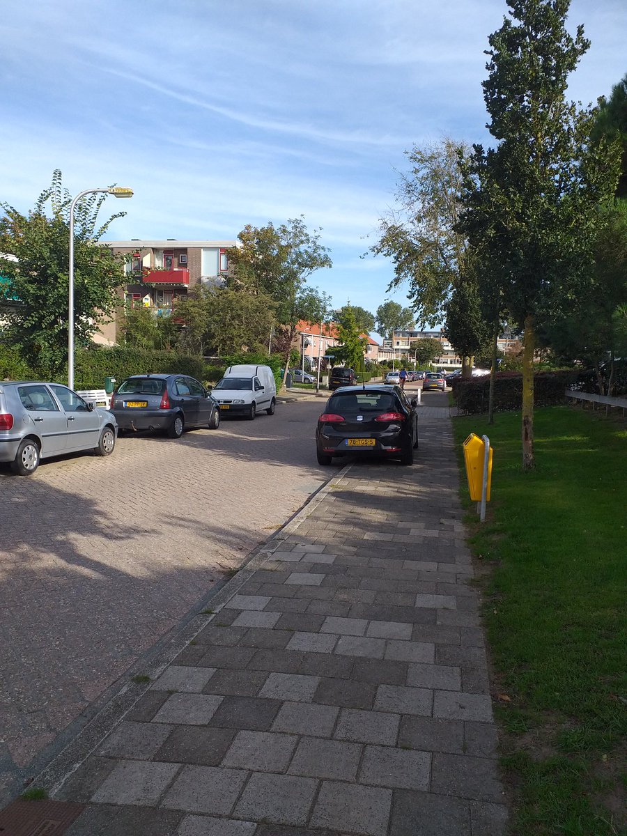 Buffel_w's tweet photo. Hey @gemeentekatwijk ! Is het geld al ruim een jaar op of laten jullie het voor altijd zo onfatsoenlijk erbij liggen?🤔. Alleen het laatste stukje is weer (redelijk) netjes teruggelegd. Gaat er nig iets gebeuren voordat er ongelukken gebeuren vooral met fietsers? #hobbeldebobbel https://t.co/fX8BhdsgXU
