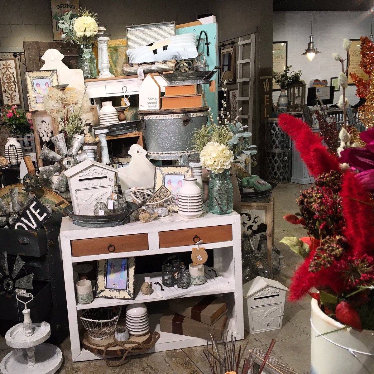 realdealskaml's tweet photo. “When you enter the shop this is one of the new WOW displays that will greet you today!” #realdealskamloops #kamloopsbc #salmonarmbc #celistabc #shuswaplakebc #kamloopslakebc #chasebc #sorrentobc https://t.co/bQxdmevmjz