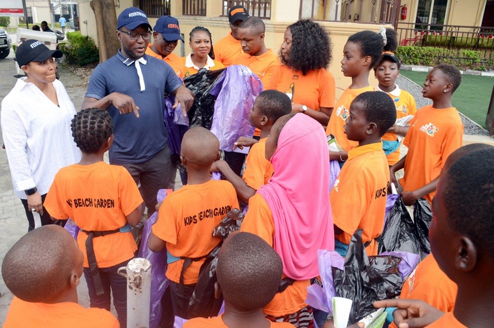 Lawma_gov's tweet photo. Today LAWMA partnered with @KidsBeachGarden to sensitize residents of Lekki Phase I on the importance of waste sorting and recycling vis-à-vis the Lagos Blue Box initiative. Ample trash bags were also distributed to people in the area.
#KeepLagosClean
#BlueBoxProgram https://t.co/lpak2R3IRw