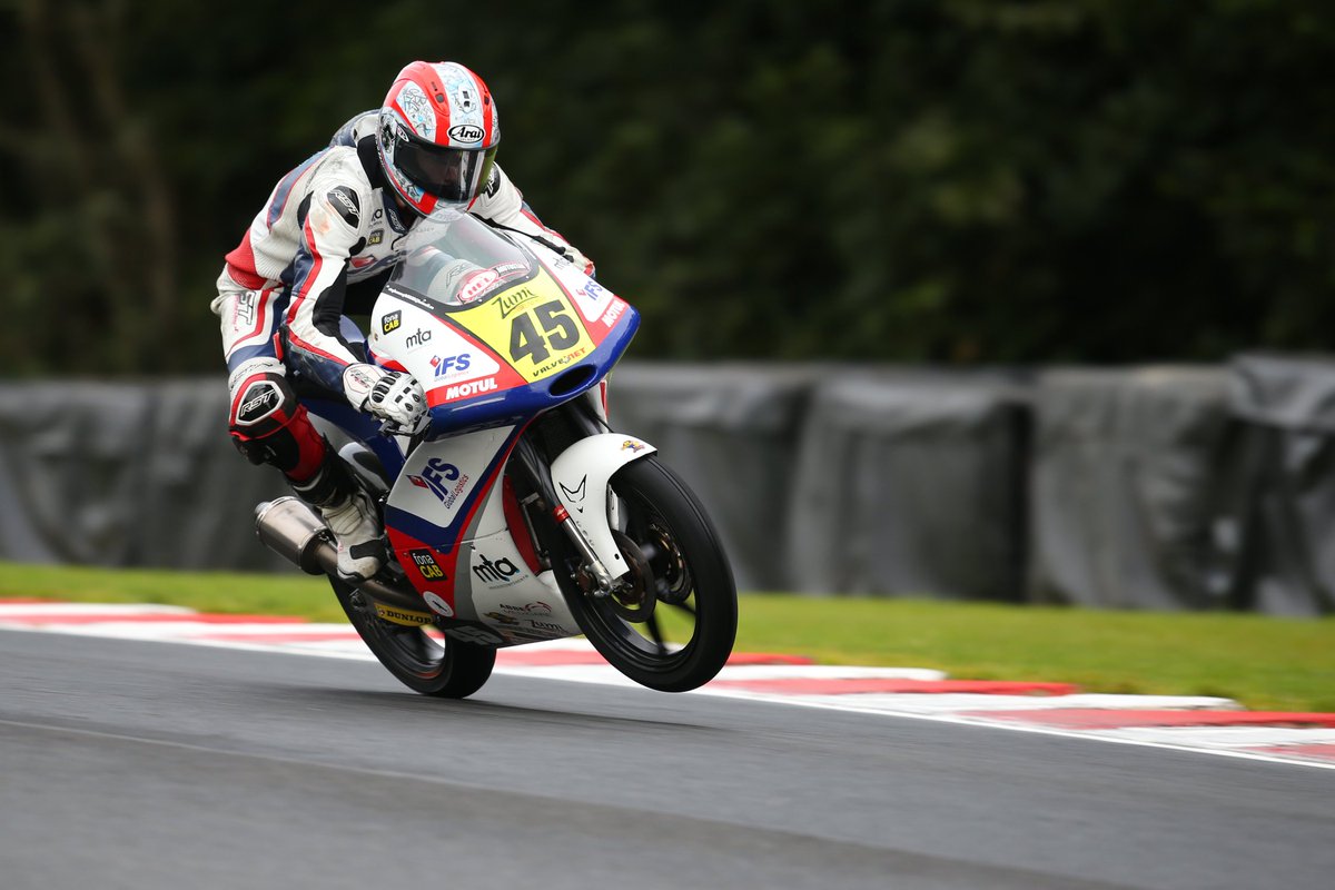 Pushing hard, you gotta love Oulton.
Pics by @Bonnie Lane