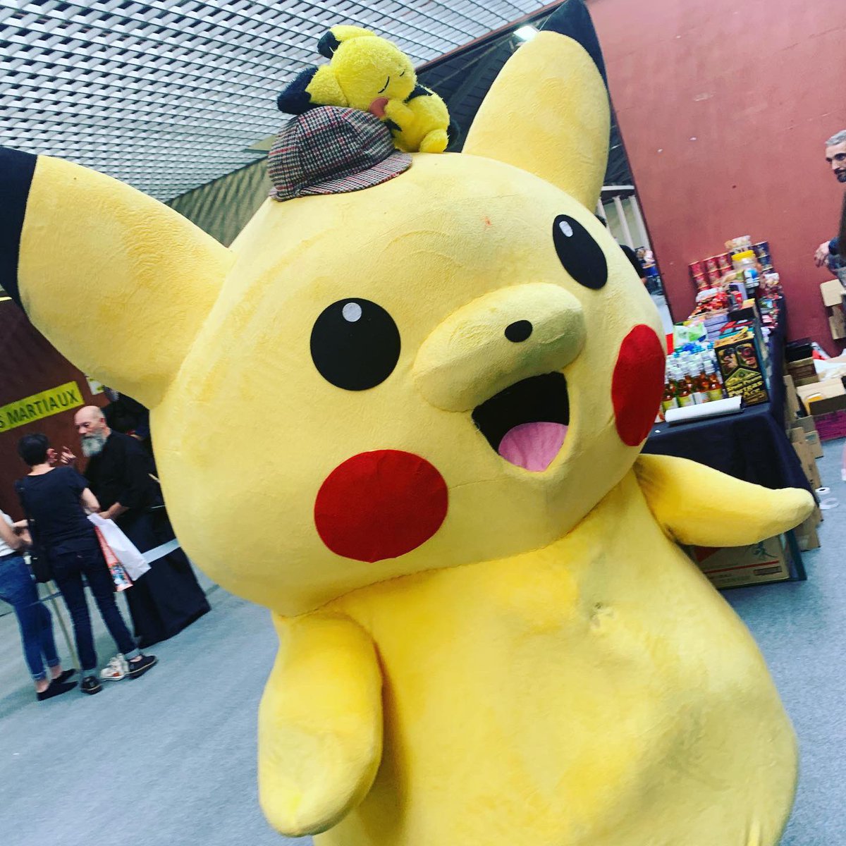Chris_Klippel's tweet photo. Toujours avec Kisume Cosplay, rencontre avec Bo Gaultier De Kermoal, un #Pikachu et une #DeLorean ! Nom de Zeus, serait-il l’heure d’un #BackInto ? 👀 https://t.co/1dcJC2TZJ7