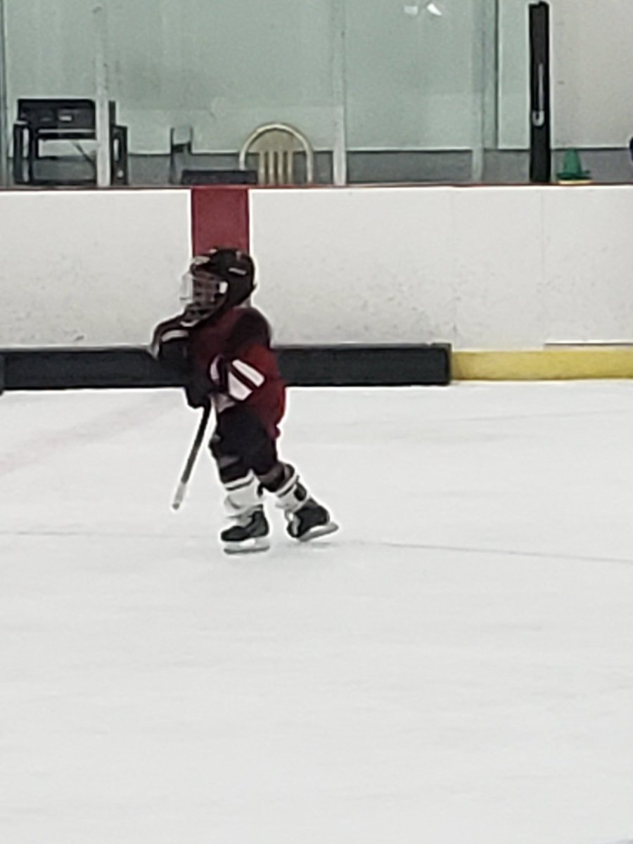 3yearoldskater's tweet image. Just got off the ice, now waiting for dryland training to start. #HockeyLife #AlwaysPracticing