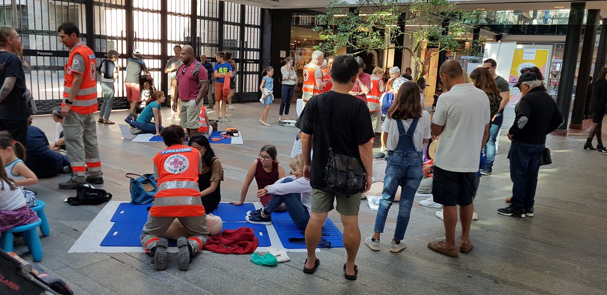 #boulognebillancourt En cette journée mondiale des premiers secours, les bénévoles  de la @CroixRouge étaient mobilisés au centre commercial des Passages pour sensibiliser les boulonnais et les initier aux gestes de premiers secours 
#JourneeMondialeDesPremiersSecours