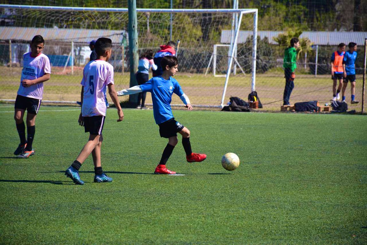 ramonjmestre's tweet photo. Sábado con ☀️, ideal para que los chicos y las chicas disfruten de nuestra Liga Municipal de Fútbol infantil. 🥅 Me encanta venir a verlos jugar y divertirse. ⚽️
#AcaEstamos con los equipos de la zona del CPC Argüello. https://t.co/S0jP5xIx4K