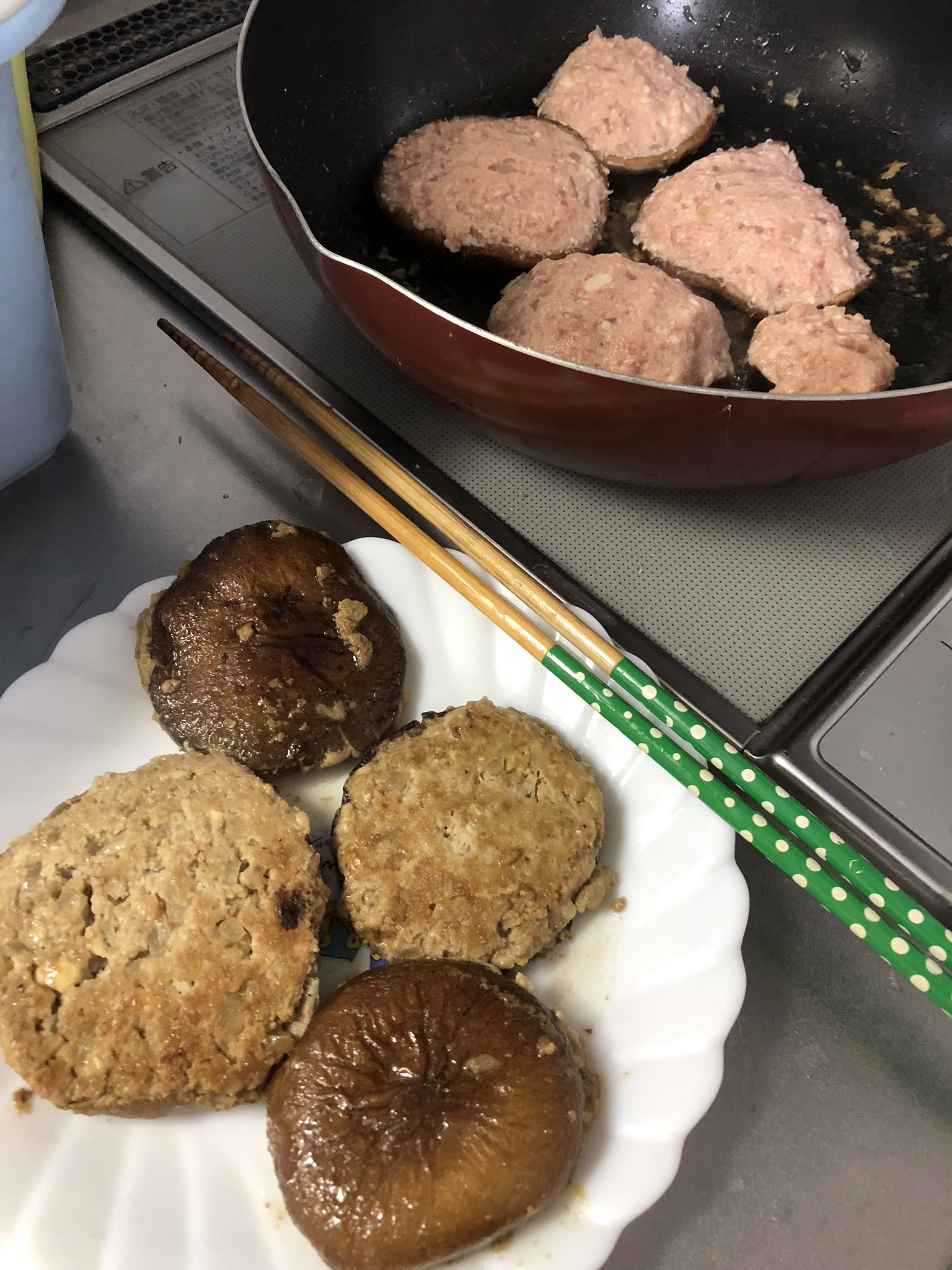 しゃん 夜な夜な朝ごはんのしいたけ豆腐ハンバーグとナスのはさみ焼き錬成中 玉ねぎ味付けなしで一口犬用ハンバーグも焼きました 油が多いからこちらはオーブンで 食いつき抜群 やっぱりお肉は美味しいねぇ 見た目が悪いのはご愛嬌 ハスキー