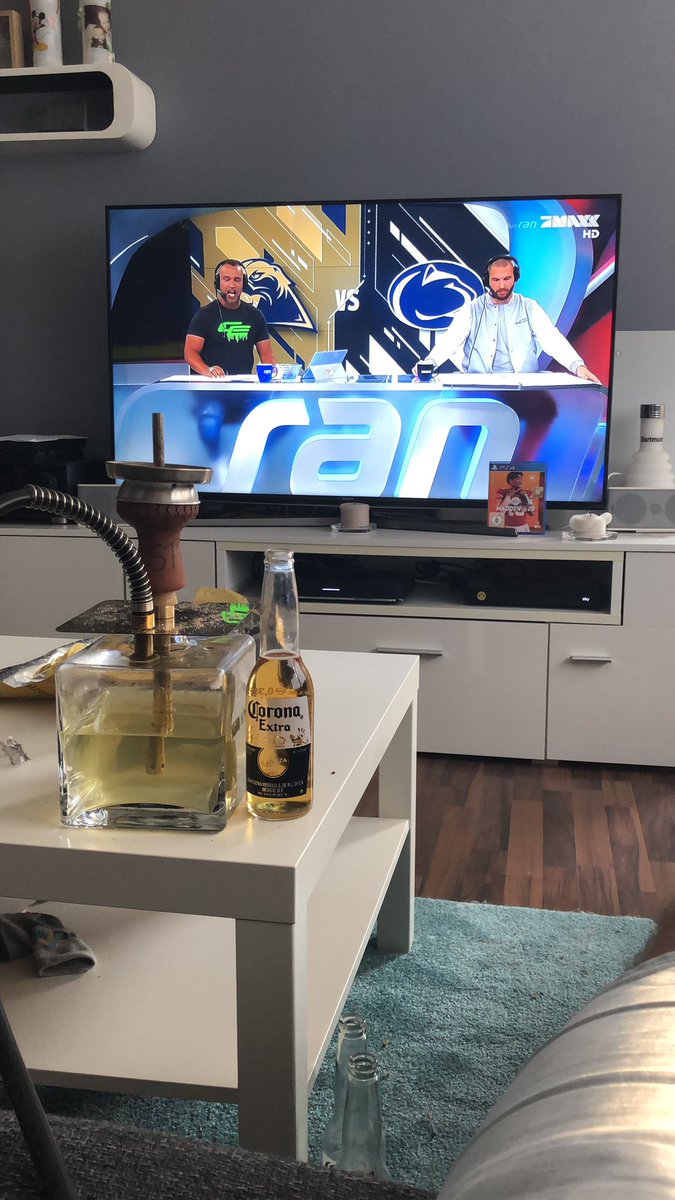 FloGronk87K's tweet photo. Wo bekommt man denn so ne geile College Jacke bitte ? 🤙🏻🤙🏻🏈🏈@BjoernWerner #ranCollege #ranNFL @EsumePatrick #vergenusswurzeln https://t.co/I3mUQGguf5