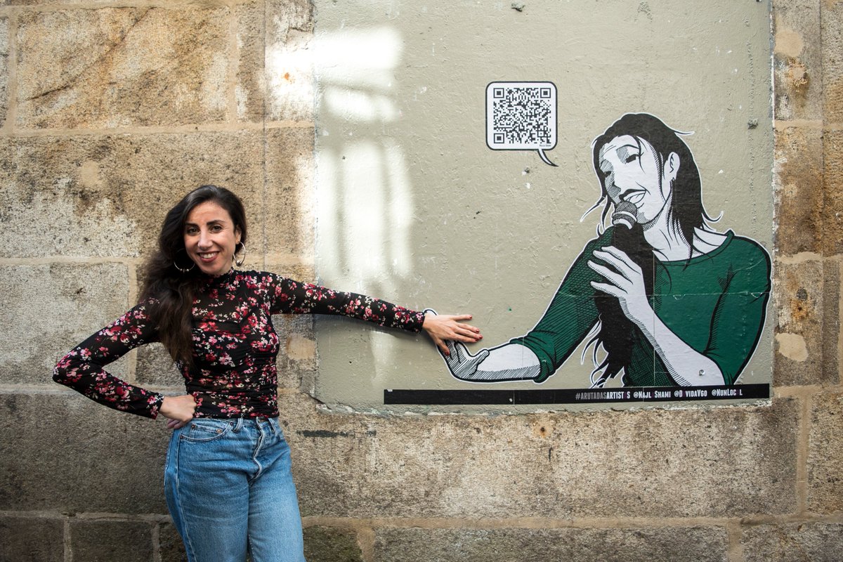 DavidaVGO's tweet photo. Sigo coas fotos #ARutaDasArtistas q publicaron as compañeiras de @amovidavigo aproveitando o cabo de ano da súa pegada
Zona: #CascoVello
Artista: @najlashami  
Foto coa artista: #PabloVázquezVarela
Fotos do debuxo: #LaVentanaDeGras
#AsArtistas #FestivalNunLocal #FNL4 #NajlaShami https://t.co/9yJwbGTIvX