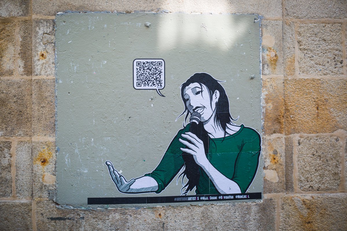 DavidaVGO's tweet photo. Sigo coas fotos #ARutaDasArtistas q publicaron as compañeiras de @amovidavigo aproveitando o cabo de ano da súa pegada
Zona: #CascoVello
Artista: @najlashami  
Foto coa artista: #PabloVázquezVarela
Fotos do debuxo: #LaVentanaDeGras
#AsArtistas #FestivalNunLocal #FNL4 #NajlaShami https://t.co/9yJwbGTIvX