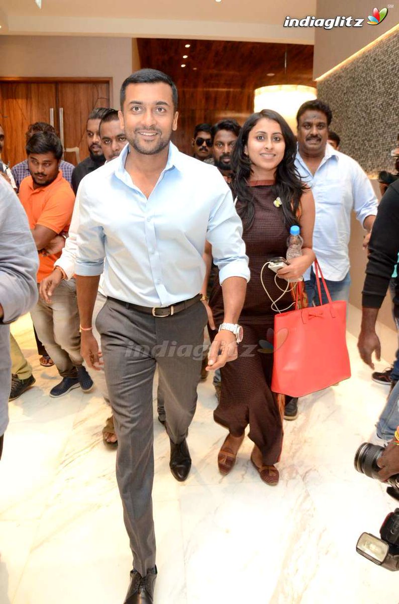SidharthOsSfc2's tweet photo. โข @Suriya_offl Anna with @vrindaprasad ๐ at yesterday's #BandobastPreReleaseEvent #BandobastFromSep20 #Bandobast #Kaappaan https://t.co/Dqtx1BLNaa