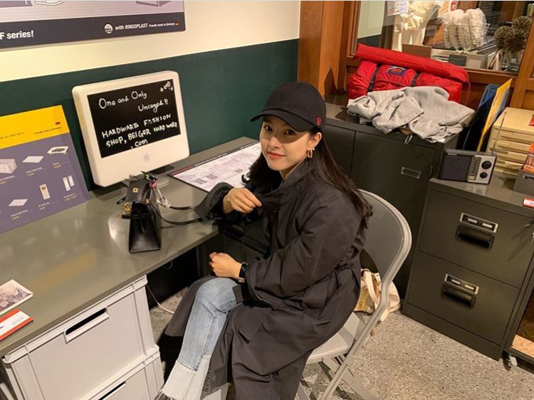 Mathoooh's tweet photo. Our fashionable lady back 💕
Kim so eun with celepshop coat and verutum cap 💕
Soeun IG
#KimSoEun #김소은 #수요미식회 #wednesdayfoodtalk https://t.co/anl4LMehhQ