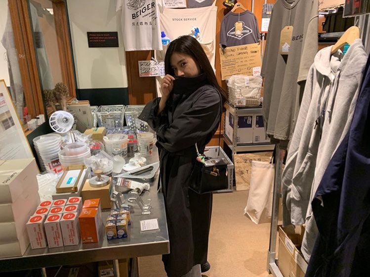 Mathoooh's tweet photo. Our fashionable lady back 💕
Kim so eun with celepshop coat and verutum cap 💕
Soeun IG
#KimSoEun #김소은 #수요미식회 #wednesdayfoodtalk https://t.co/anl4LMehhQ