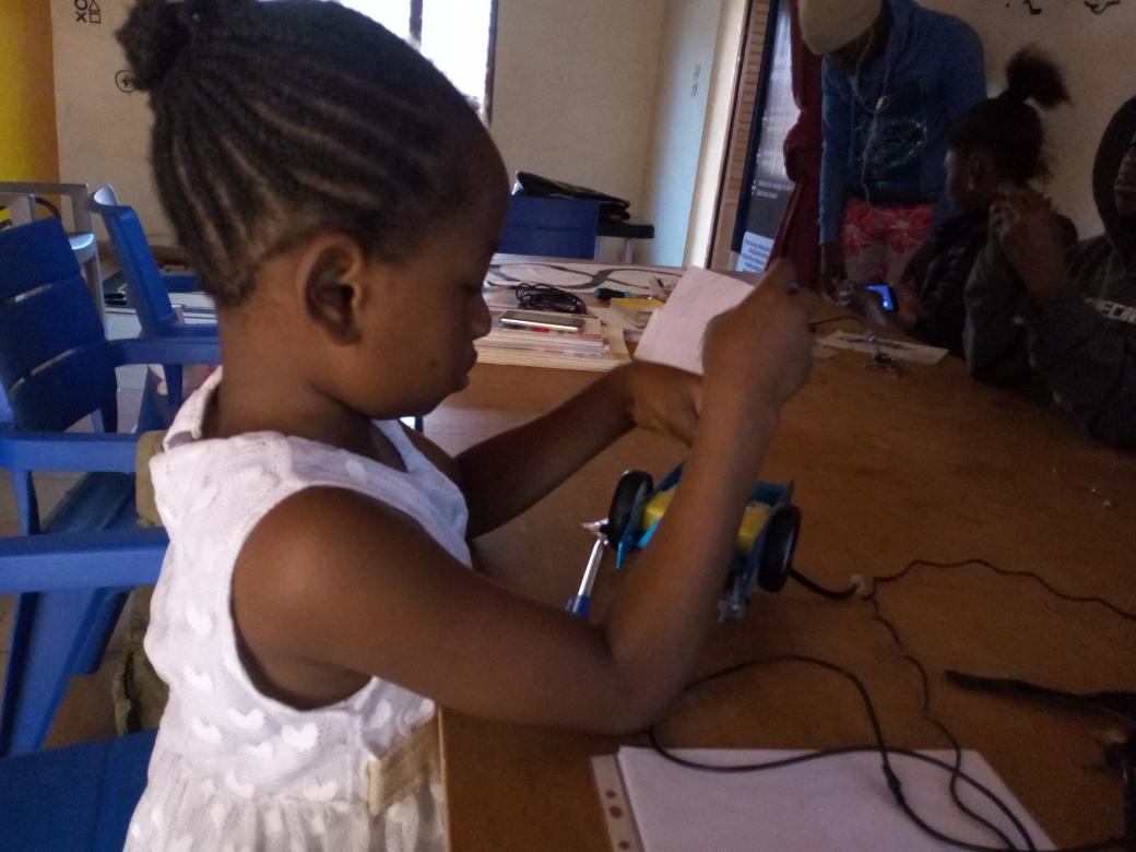 Xgbenakpon's tweet photo. Γ 7ans, ces deux enfants arrivent Γ monter tout seul un robot
@CoderDojo @ImpalaBridge @keoubougoupi @numeriquebenin #Robotics #Tech4Kids https://t.co/Sd2Uad7PYz