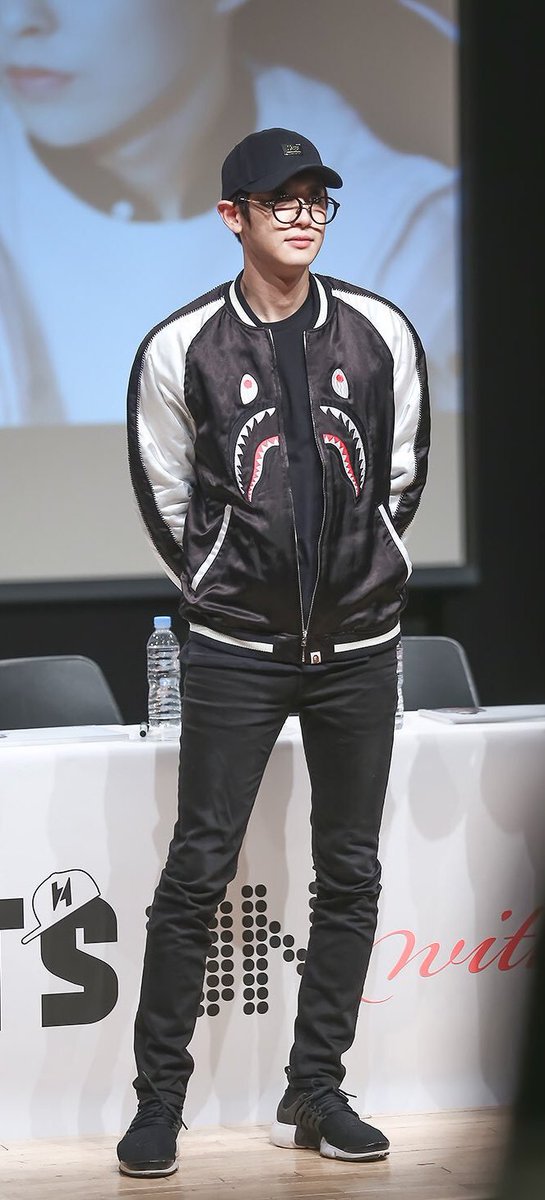 his body proportions 😍