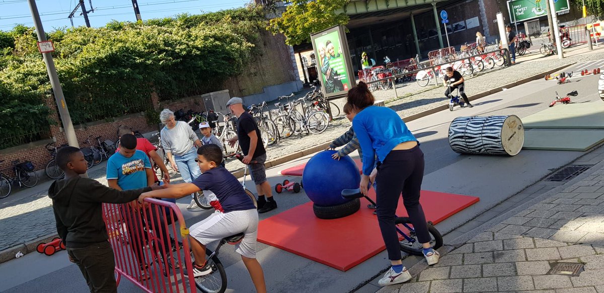damse_feesten's tweet photo. En het cicus gaat beginnen. Ga ook nog zeker eens een kijkje bij Jeroen van Opgeruimd staat Vetjes kijken! #rommelmarkt #damsefeesten https://t.co/khepu952L9