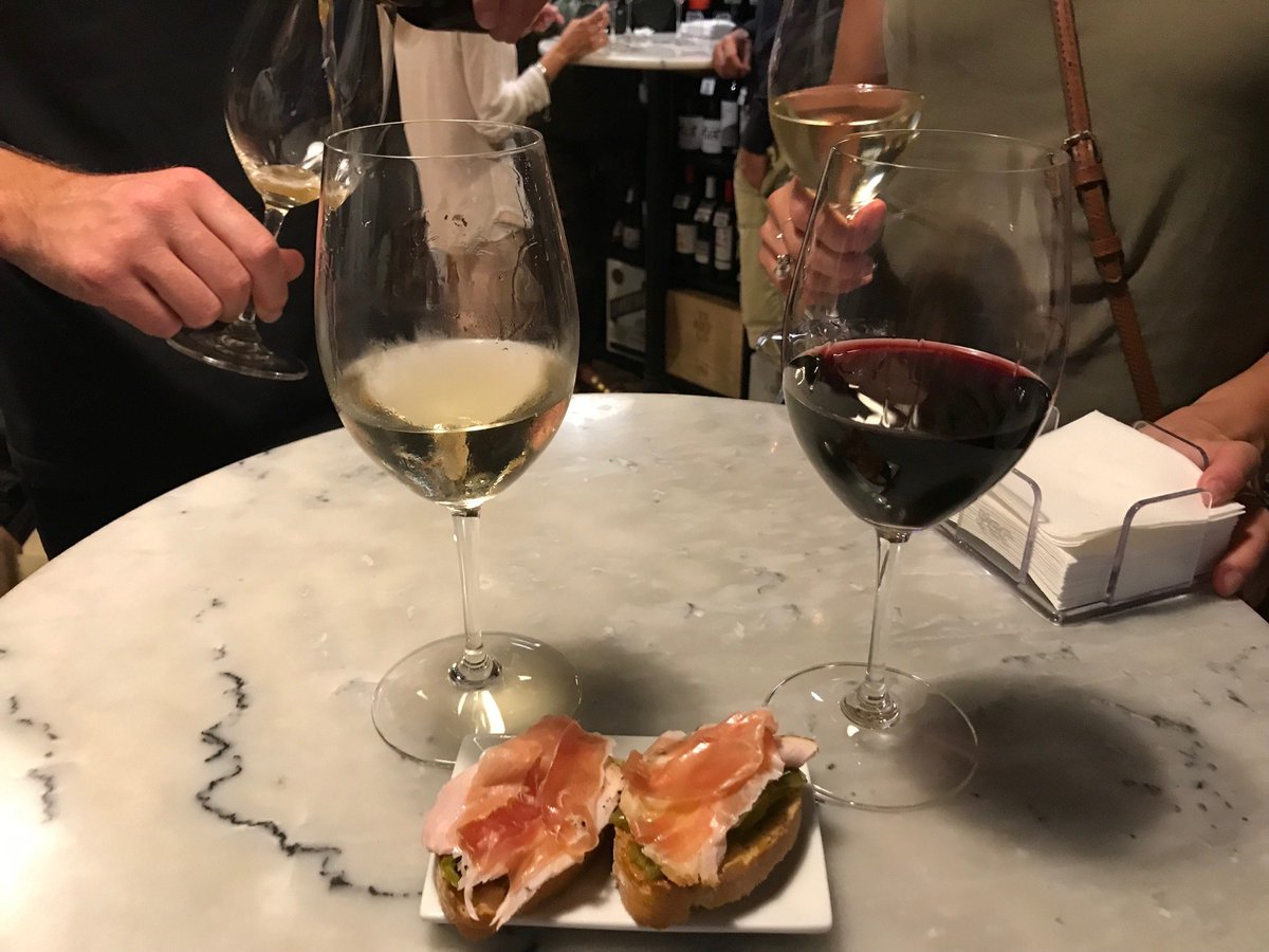 ADHalliwell's tweet photo. Quite enjoyed these two from #GeridaViticultors in
@DOConcaBarbera:
2018 #Poal - Unusual Chardonnay Macabeu blend with little fruit but great presence and slight smokiness.
2016 #Cuvic (Tempranillo, Syrah, Cab Franc) - Deep black, decent fruit, spicy but a touch austere. https://t.co/1C3REprssf