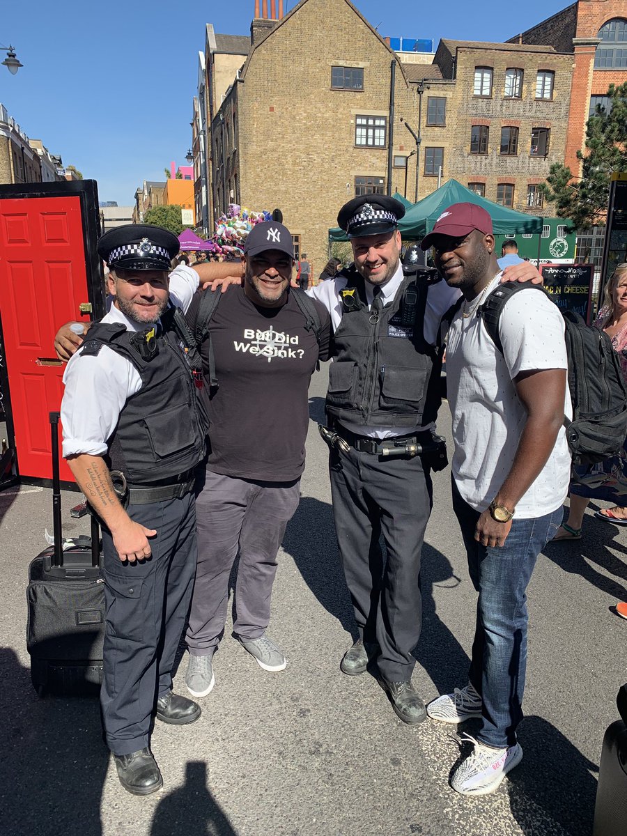PC Liam is reunited with PC Lee today for the #Bermondsey street festival #se1. We had the pleasure of meeting two @nypd officers who are on holiday in London. Two very cool guys! #nypd