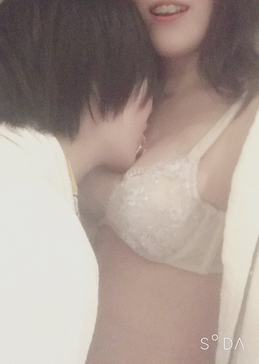 果奈荼 かなた בטוויטר 直近で撮った谷間ないかなって探したら谷間の生クリーム舐められてる写真でてきた